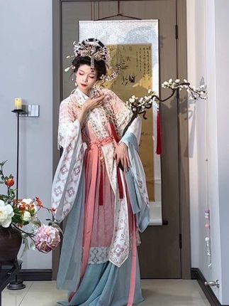 故事里的仙子为什么总会爱上一个凡人呢 #变装 #氛围感 #神仙服 #国风古韵 #抖音小助手