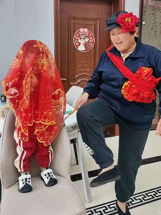 一根棒棒糖🍭请的演员😂#搞笑视频 #看一遍笑一遍 #孩子就是拿来玩的 #农村欢乐多