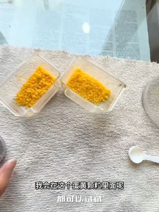 给鸟催旺这款蛋黄颗粒是我一定要喂的,再搭配上黑尖会更好#鸟类 #丝雀 #金青鸟 #养鸟经验分享