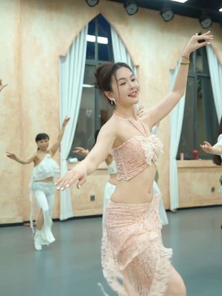 粉色粉嫩 咖色高级 选哪个?这是个问题#好身材好气质 #最美东方舞 #舞蹈课堂随拍 #肚皮舞练功服 #东方舞练功服 @李晶晶Laylee🥝 @成都晶典艺术