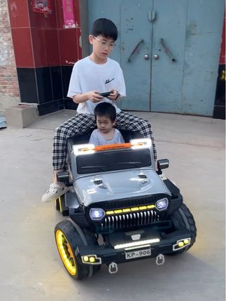 吉普牧马人亲子四驱越野车 四个550电机#儿童电动玩具车 真车液压杆减震可以大人带小朋友一起玩#超大号儿童玩具车 #儿童可坐人玩具车 #吉普牧马人越野车