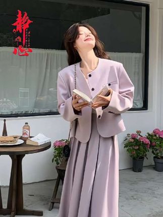 这套紫色西装套装也太戳职场姐妹了吧!2025早秋新款,上衣+百褶半身裙的组合,温柔气质拉满~ 紫色自带高级感,通勤穿利落又不失柔美,版型显瘦不挑身材,日常上班或重要场合都能hold住,一套搞定穿搭烦恼呀#潮流时尚穿搭 #时髦穿搭 #职场穿搭 #早秋套装 #温柔风西装