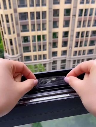 窗户上贴这个东西就能防蚊虫了?真的假的?#纱窗蚊虫贴 #门窗流水孔防蚊贴 #窗户流水孔防蚊贴 #防蚊虫 #
