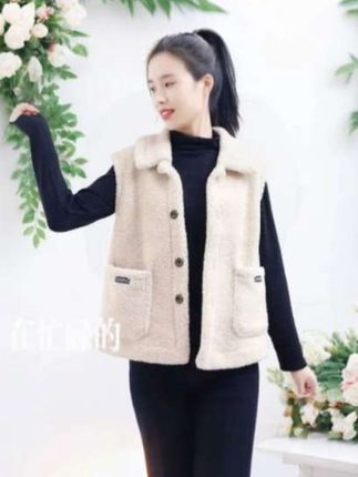 颗粒绒皮毛一体马甲女秋冬宽松背心坎肩外套马夹加厚加绒时尚外穿#秋冬穿搭 #洋气上档次 #休闲百搭 #休闲外套