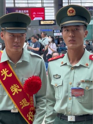 圆满完成阅兵任务兵哥哥光荣退役 脸上的印记清晰可见
