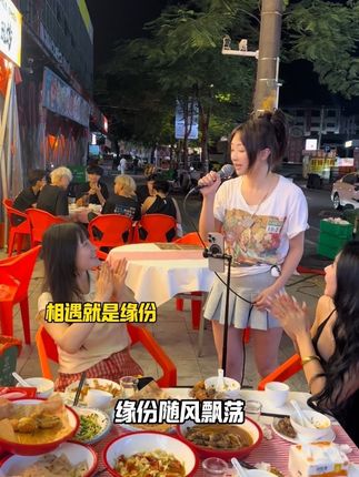 人生哪有那么多偶然,每一次相逢;都是缘分的必然。送上一首《人生何处不相逢》。#香港凡凡 #人生何处不相逢