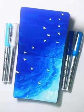 蓝海逐鸥|丙烯马克笔手绘
🖊️:泰驰马 📒:轻听 👋:画画的白白
原来最治愈的风景,从来都不在远方,而在自己笔下的每一笔,每一寸热爱里。
愿我们都能像海鸥一样,在自己的世界里,自由翱翔,奔赴山海。🌊
#丙烯马克笔 #跟着抖音学画画 #春天的色彩 #手绘 #画渣日常