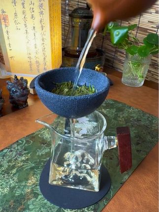 就是这款茶漏,专治各种不服气,别管是多碎的小渣渣都别想逃过去,过滤的那叫一个细,泡茶用它也是没谁了!精选原矿高级陶瓷石材质,可过滤茶渣又能过滤氯气味道,让茶汤口感细腻柔滑,底蕴丰厚!直接这么倒下去也不堵不塞,卡扣式设计,可以360度旋转不掉落,搭配厚实铁架稳当,创意茶漏百搭实用,可用于洗茶泡小青柑,都是妥妥的好用,茶台上必不可少的一款泡茶工具,推荐入!#无孔茶漏 #茶漏 #茶滤 #茶具 #召唤茶友