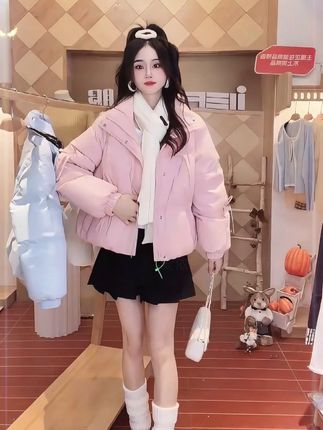 小个子女生外套羽绒服选短款不易出错,我喜欢短款是因为煮饭做家务方便#高品质羽绒服 #羽绒服穿搭 #羽绒女短款 #潮流时尚穿搭 #韩系穿搭 IEF/爱依服2025新款财阀甜美千金蝴蝶结冬季短款羽绒外套洋气衣服女
