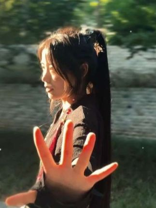 “你们退后 ,这次换我来! ” “平时吊儿郎当的家伙…正经起来竟然还真有内范儿…” #古风 #少年郎