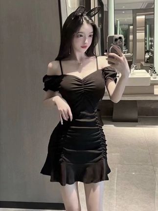 黑色紧身短款辣妹一字肩法式小黑裙夏季小个子性感气质显瘦连衣裙#气质范 #今日穿搭 #显高显瘦 #辣妹穿搭 #夏天穿搭