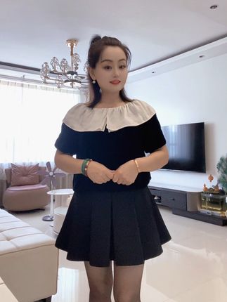 收拾完家里到店里吧!姐妹们二裂酵母可以补水保湿,还可以调节皮肤的水油平衡,均匀肤色,用起来也很简单,倒出来一些,抹在脸上,轻轻按摩至吸收。不粘腻,很舒服,妹敏感肌都可以使用、而且这价格也很划算,这水乳加起来啊,有三百毫升,可以用两三个月呢,如果你的皮肤紧绷、干燥、粗糙,还没有光泽,建议啊,赶紧试试这套水乳。需要的点视频购物就能下单#好物推荐🔥 #二裂酵母精华水乳 #幸福女人 #平价好物
