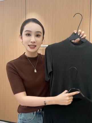 这三个颜色已经能满足你们所有的搭配了 都是经典搭配颜色超高级超有质感的小立领 谁穿谁好看!#简约大气 #显瘦遮肉 #强烈推荐 #舒适百搭 #莱塞尔面料