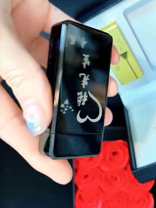 老公专属打火机开箱!刻字内容太甜了,他直接破防!#防风打火机 #惊喜礼物 #送男生的礼物 #送男朋友礼物 #电子打火机