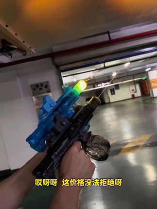 高速连发的416水枪真的太太太酷啦!#电动水枪 #戏水玩具 #是时候安排一下了 #打水仗