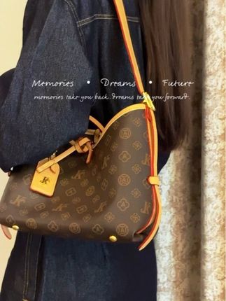 秋冬季一个托特包包就搞定了,百搭又不挑人! #包包 #包包推荐 #包包控 #包包种草 #包包搭配