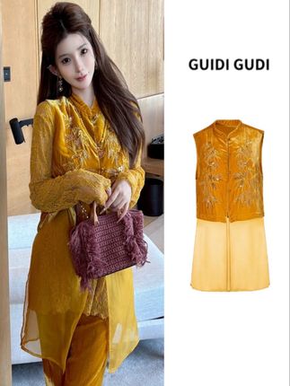 GUIDI GUDI【竹韵】气质复古两件套套装 姐妹们,这套衣服真的太美了!它是我们家新出的【竹韵】系列,丝绒黄的配色简直绝了,而且还是丝绒材质的两件套设计,上身效果超级显气质又复古。喜欢这种风格的赶紧冲!#气质穿搭 #复古 #黄加蓝 #丝绒裙 #套装