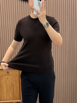 简约翻领+挺括版型,职场穿不随意,日常穿不刻板,针织面料自带柔和光泽,让男士在秋季通勤中轻松展现高端形象。#穿出高级感 #品质男装