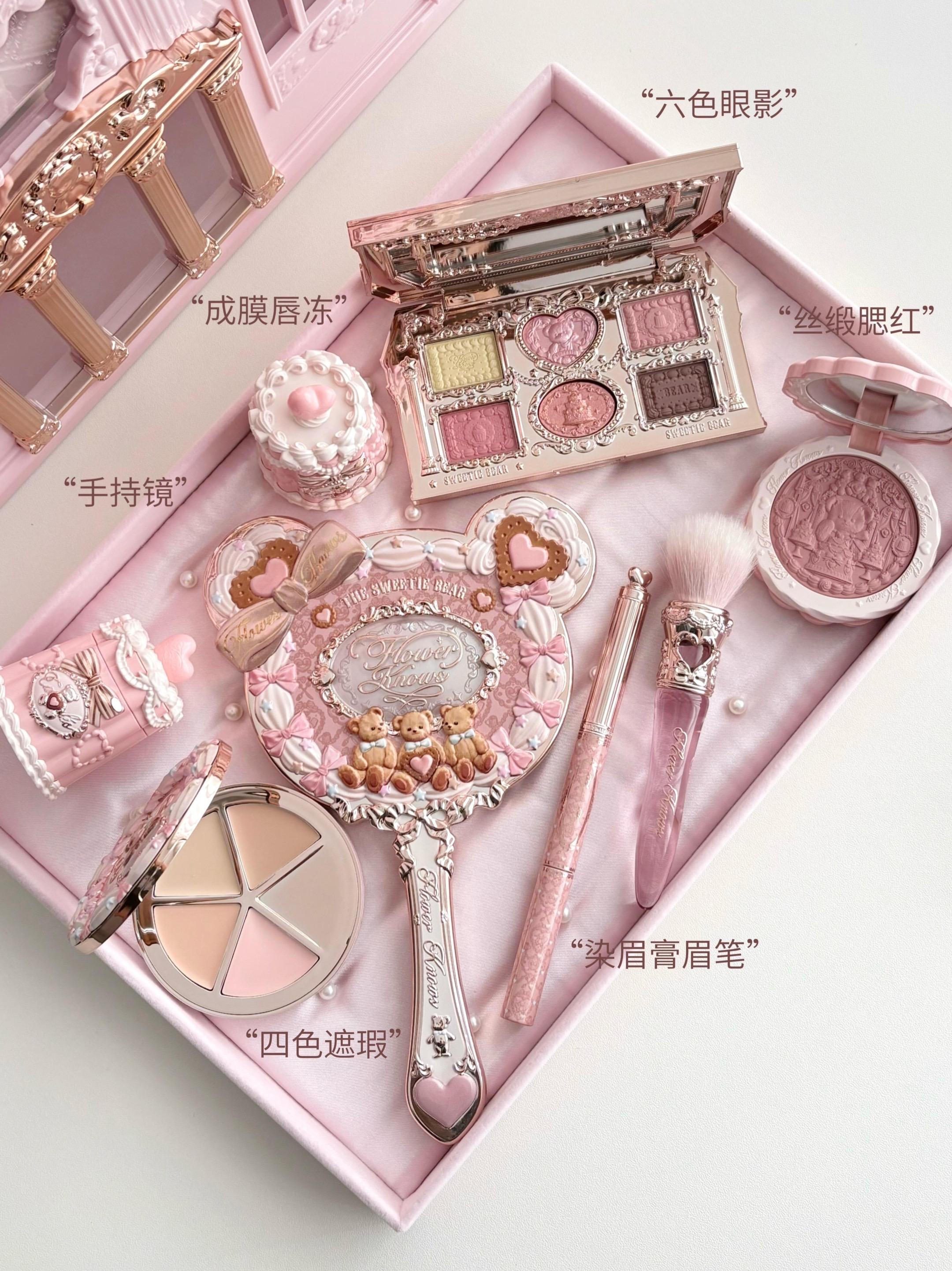 甜心小熊妆容色彩灵感🍪三种风格省心搭配。花知晓甜心小熊申请加入你的秋冬化妆包*⁺🍩🍴 ♡。₊ 三款氛围感满满的秋冬妆容搭配请查收~ - 🍓草莓牛奶妆/草莓可露丽妆/甜心小熊妆 眼影02 草莓牛奶 丝缎腮红04 甜心草莓 成膜唇冻JE05 蛋糕裙 🍯蜂蜜黄油妆/日落金棕妆/奶咖日杂妆 眼影01 黄油可颂 丝缎腮红02 花园野餐 成膜唇冻JE02 泡芙熊 🍫薄荷黑巧妆/涩谷辣妹妆/薄荷曼波妆 眼影03 薄荷黑巧 腮红05 小熊饼干 成膜唇冻JE03 桃子茶#花知晓 #花知晓新品 #花知晓礼盒 #花知晓甜心小熊 #彩妆分享