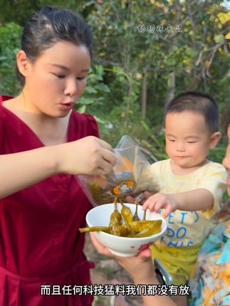 我们杨巧妹家的酸辣椒,不放一滴醋,纯靠老酸水乳酸菌自然发酵,咸度很低,肉感很强,辣的很过瘾,每一口都是过去的老式酸香味#妈呀太好吃了 #酸爽酸爽 #味道好极了