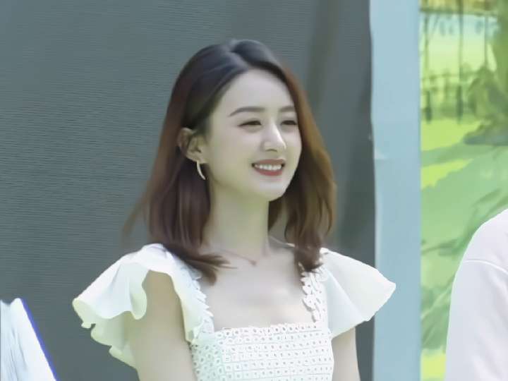 #赵丽颖 粉丝朋友你们辛苦了,很高兴和你在这里面见面,颖火虫们注意安全💛@赵丽颖