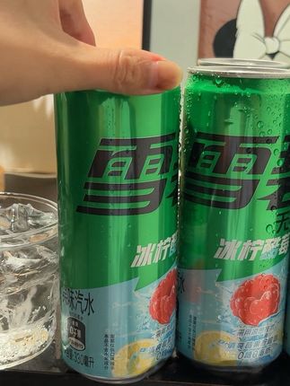 一口下去清新柠檬的酸爽率先点亮味蕾,随后,酷莓深邃甘醇悄然融入,真的巨好喝。#雪碧