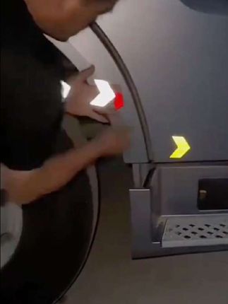 汽车反光贴 晚上视线不好开车一定要保持车距,以防碰撞您的爱车。#汽车反光贴#反光贴 #行车安全#保持车距反光贴#车品好物分享