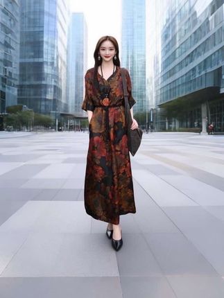夏天就要穿这种气质连衣裙,它是2025夏装新款中年妈妈装,大码宽松显瘦,高贵长裙穿上它让你变得更有气质,无论是出门逛街还是在家都可以穿。#时尚气质穿搭 #时尚连衣裙 #我的日常穿搭合集 #夏日通勤休闲穿搭 #时尚气质穿搭
