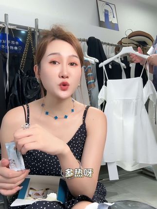 一秒入戏!蝉蛹子嘎嘎好吃!一盒都让我吃没了!#蝉蛹 #零食 @高高在上高女士 #模仿卖衣服