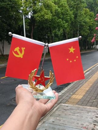 我们生在红旗下,长在春风里,人民有信仰,国家有力量, 目光所致皆为华夏 ,五星闪耀皆为信仰🇨🇳@乌龙糯莓冰: 我们生在红旗下,长在春风里,人民有信仰,国家有力量, 目光所致皆为华夏 ,五星闪耀皆为信仰🇨🇳#五星红旗#祖国万岁#祝祖国繁荣昌盛 #五星红旗🇨🇳 #热爱祖国 #汽车摆件