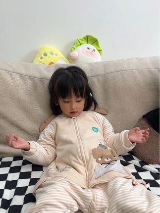 这款淳眠品牌的天然彩棉睡袋真是太舒服了,质量好,功能多,面料又柔软,恒温保暖,再也不用担心宝宝踢被子了#宝宝睡袋 #儿童睡袋 #防踢被 #春秋睡袋 #分腿睡袋