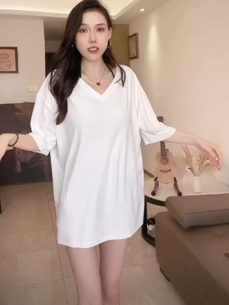 慵懒V领大版型宽松白色短袖T恤女夏季新款休闲遮臀中长款上衣 #慵懒V领T恤#宽松短袖T恤#休闲遮臂中长款上衣#百搭上衣