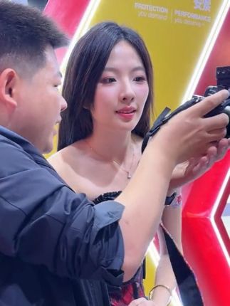大长腿美女,穿搭很时尚。#黑丝 #黑丝搭配 #黑丝高跟 #大长腿美女 #大长腿