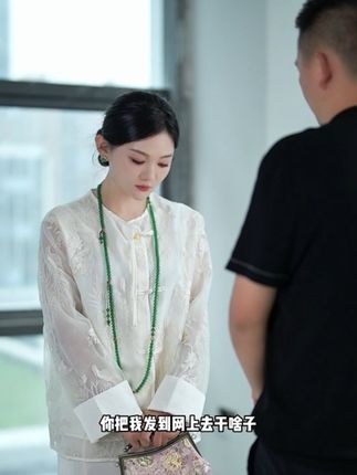 我们这种女人一边要忙碌事业,一边要对所有人照顾的面面俱到,我老公为了节约说装修自己装不需要请人他自己安排亲戚装修,我就安心出差到处直播拍摄中,结果还有六天房租到期就要搬新公司了又说自己装不了,装修和之前说的根本就不一样 ,一堆事 好无力呀#一地鸡毛的生活还要继续