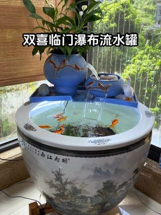 鱼缸水质不好水不透亮的,可以搭配一套瀑布流水罐来过滤,不仅过滤效果好造景还美观