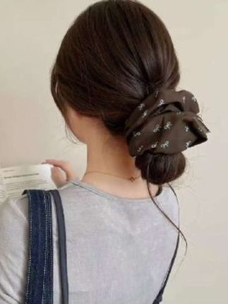 这款蝴蝶结发圈,采用大肠圈经典造型,搭配立体蝴蝶结设计,质感柔软。可扎马尾、盘丸子头,多种用法。颜色清新百搭,简约又时尚,轻松打造甜美少女感,是日常造型的实用配饰。#蝴蝶结发圈#发圈#头绳#洋气百搭#好物推荐@巨量千川