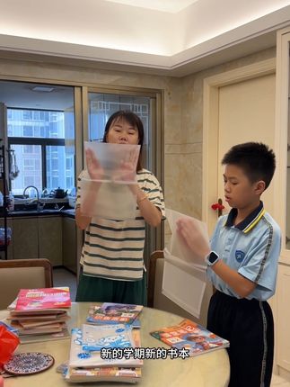 80后90后的家长们,听说现在很喜欢用这种书套,我买的这个书套加厚的,真的很便宜,这种书套包起来就太简单了,现在放暑假了提前买很便宜, #文具安利 #学习用品 #书套