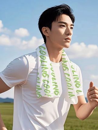 夏天出汗的“天敌”被我找到了💦 谁懂啊!夏天稍微动一下就汗流浃背💦 这条降温冰巾直接把我从“人间油物”拉回清爽人! 挂脖设计超方便,运动、户外随时挂着,不耽误做任何事🏃 接触皮肤那刻,像被冰雾包围🧊 擦汗瞬间带走燥热,整条毛巾冰冰凉凉,降温效果直接拉满! 最绝的是能重复用♻️ 脏了丢水里一洗,立马恢复“战斗力”,比一次性湿巾省太多,环保又省钱~ 不管是跑步、爬山,还是日常通勤、逛街,有它在,随时保持清爽✨ 夏季刚需!出汗星人快锁死,让这个夏天“凉”快度过❄️ #夏季降温神器 #运动冰巾 #出汗救星 #降温冰巾#夏日必备