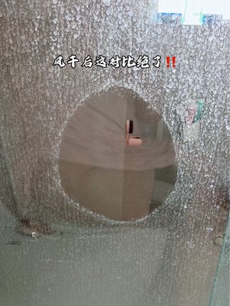 浴室里的水垢轻松解决 !浴室包浆的玻璃门、花洒、陶瓷上面都能擦干净,还有大白墙上的黑印、鞋印、黑手印、铅笔印,不锈钢锅烧的发黄发黑都可以用,一物多用,真的是太太太解压了#清洁神器 #家务好帮手 #清洁膏 #浴室好物 #除水垢