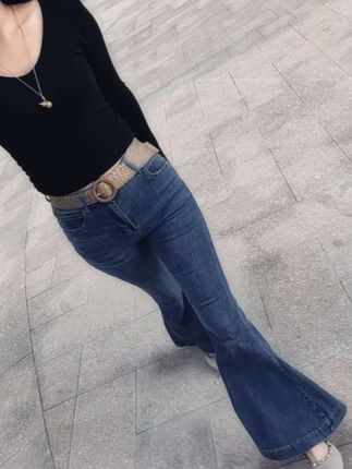 一见钟情只不过是见色起意、日久生情不过是权衡利弊、爱情这东西、始于颜值、陷于才华、忠于肉体、迷于声音、最后、折于物质、败于现实#穿搭#秋装#牛仔喇叭裤#谁穿谁好看