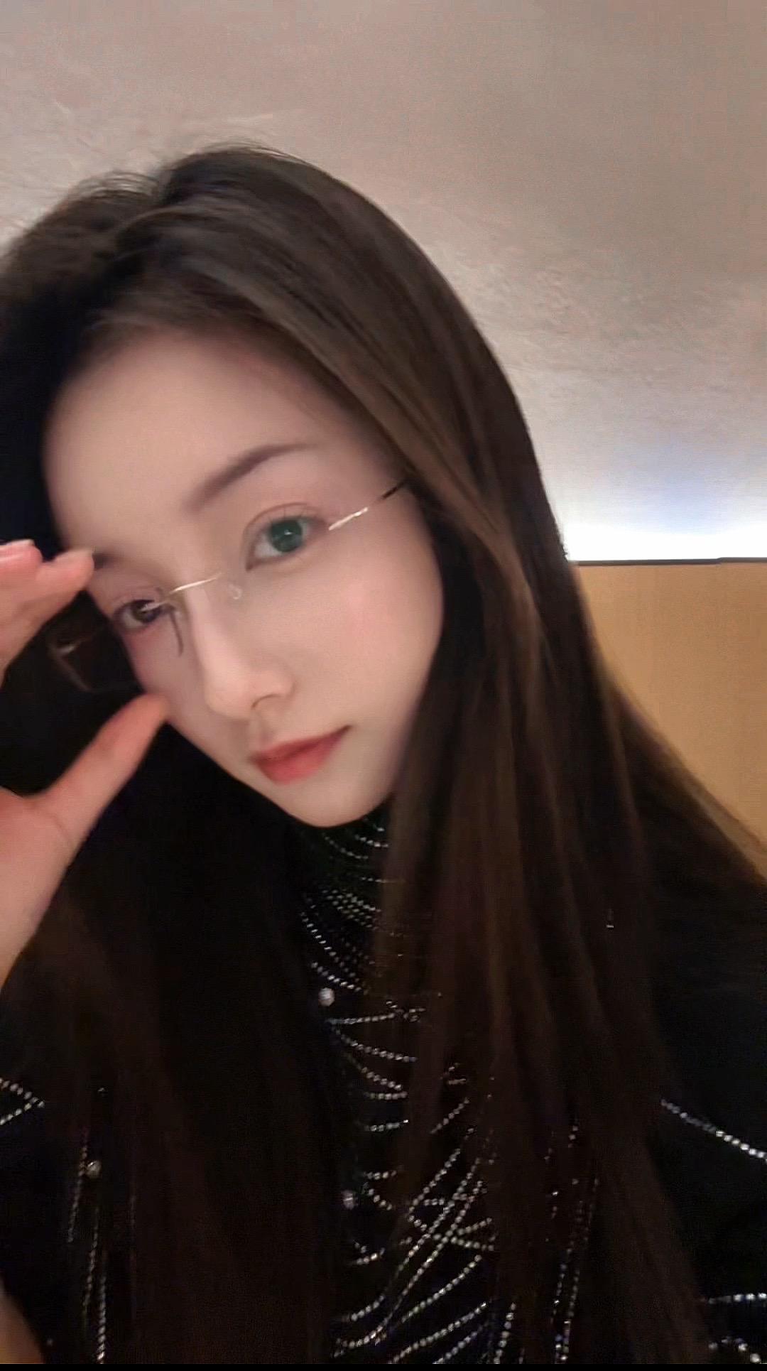 眼镜千千万,无框金丝最好看。戴上它,你就知道什么叫做金丝眼镜杀!#眼镜控 #眼镜杀 #感觉至上 #金丝眼镜 #方圆脸戴什么眼镜显脸小