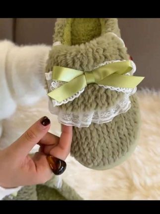 冬天就要穿这种暖乎乎的棉拖鞋,一秒升温,让温暖加倍提升。鞋子容易清洗还耐脏,质感细腻不掉毛,软绵绵的脚感加上厚底设计,是呀,又透气,轻松打造舒适居家生活#棉拖鞋 #加绒加厚 #防滑鞋底