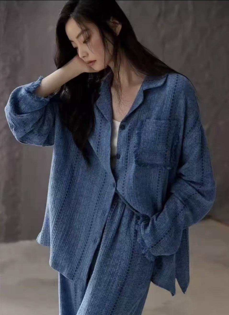 这套蓝色条纹睡衣真的太舒服了,面料柔软舒适,穿上身就像被云朵包裹一样,而且它是自带胸垫的设计,平时家里来客人或者跟老人一起住也不会觉得尴尬了,出门拿快递、倒垃圾也很方便。#舒适家居服