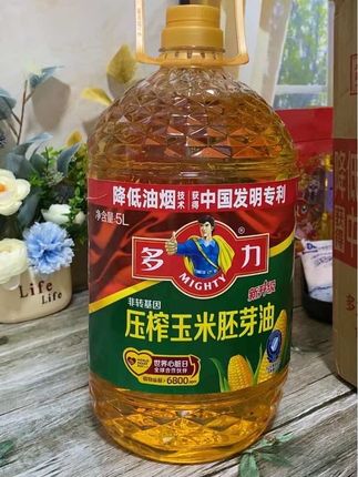 家人们看过来呀👀!多力压榨玉米胚芽油5L大桶家庭装,太适合囤货啦🛒!非转基因原料,100%纯玉米油,用着超安心💖~ 压榨工艺锁住玉米清香,油质清亮透亮✨,炒菜时香味清新不腻。煎、炒、炖、炸都合适,衬得食材鲜美好吃😋。5L大容量,一家人能吃好久,性价比超可!赶紧安排,让每一餐都香喷喷~ #多力玉米油 #纯玉米油 #非转基因食用油 #家庭装食用油 #厨房好物推荐