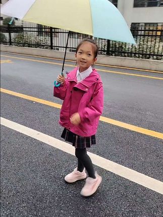 降温了,妈妈给你准备的冲锋衣可以美美的穿上了#冲锋衣#日常随拍 #接送孩子上下学