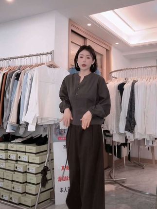 这条裤子真的是太舒服了,它是那种加厚的款式,还带有松紧弹力的设计,上身之后感觉非常的柔软舒适,而且它还是这种阔腿裤的形式,特别的遮肉显瘦,不管你是胖的人还是瘦的人,都可以去穿。#琥珀流光风外套太适合秋天了 #早秋秀场抄作业告别路人感 #简约穿搭
