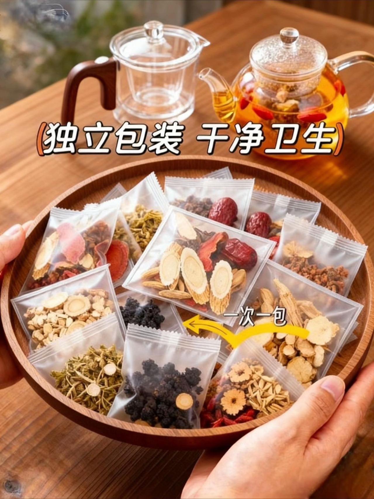 黄芪党参当归枸杞茶性价比很高,日常泡水喝很合适。它的配料十分干净,只有黄芪、党参、当归、枸杞和玫瑰花,都是对身体有益的食材。 这款茶采用独立茶包设计,里面的食材都是完整的真材实料,没有打碎,每次取一包用开水冲泡几分钟就能饮用,特别方便。泡出的茶汤清澈透亮,喝起来有淡淡的清香,还带着回甘。 进入秋冬天后,天气逐渐转凉,很适合喝这款茶来调理,有需要的话可以安排起来,作为日常饮品很不错。