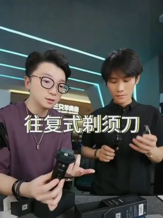 男生们,别再让胡须影响你的帅气了!小适电动剃须刀,让你每天都能拥有干净的脸蛋。它采用仿生薄膜刀网设计,能够轻松剃掉又粗又硬的胡须,而且不会伤害皮肤。它的机身支持全身水洗,用完之后直接冲洗就可以啦!这么好用的剃须刀,赶紧入手试试吧!#剃须刀 #电动剃须刀 #男士剃须刀 #小适剃须刀 #剃须刀推荐