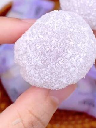 芋泥牛奶泡雪媚娘|温柔到心尖的神仙甜品! 谁能拒绝这口糯叽叽的快乐!芋泥、牛奶、雪媚娘三者强强联手,每一口都是治愈感爆棚的甜蜜暴击~ #无限回购的宝藏单品 #美食 #零食推荐 #吃货 #创作灵感