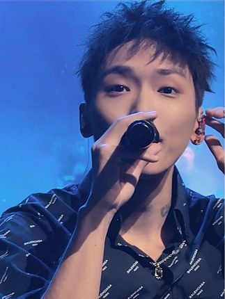 好久久久没听到《漩涡人生》的先行曲了,还是livehouse版的😫 #郑润泽 #坠 #现场版live